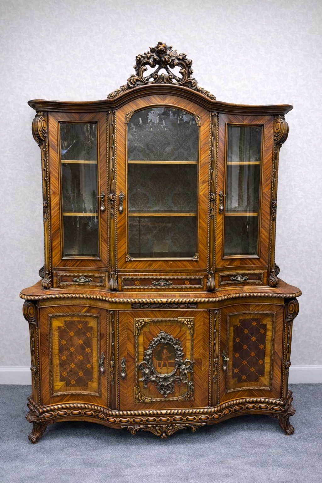 Luxusní vitrína s intarzií, bronzovými detaily a vyřezávanými ornamenty