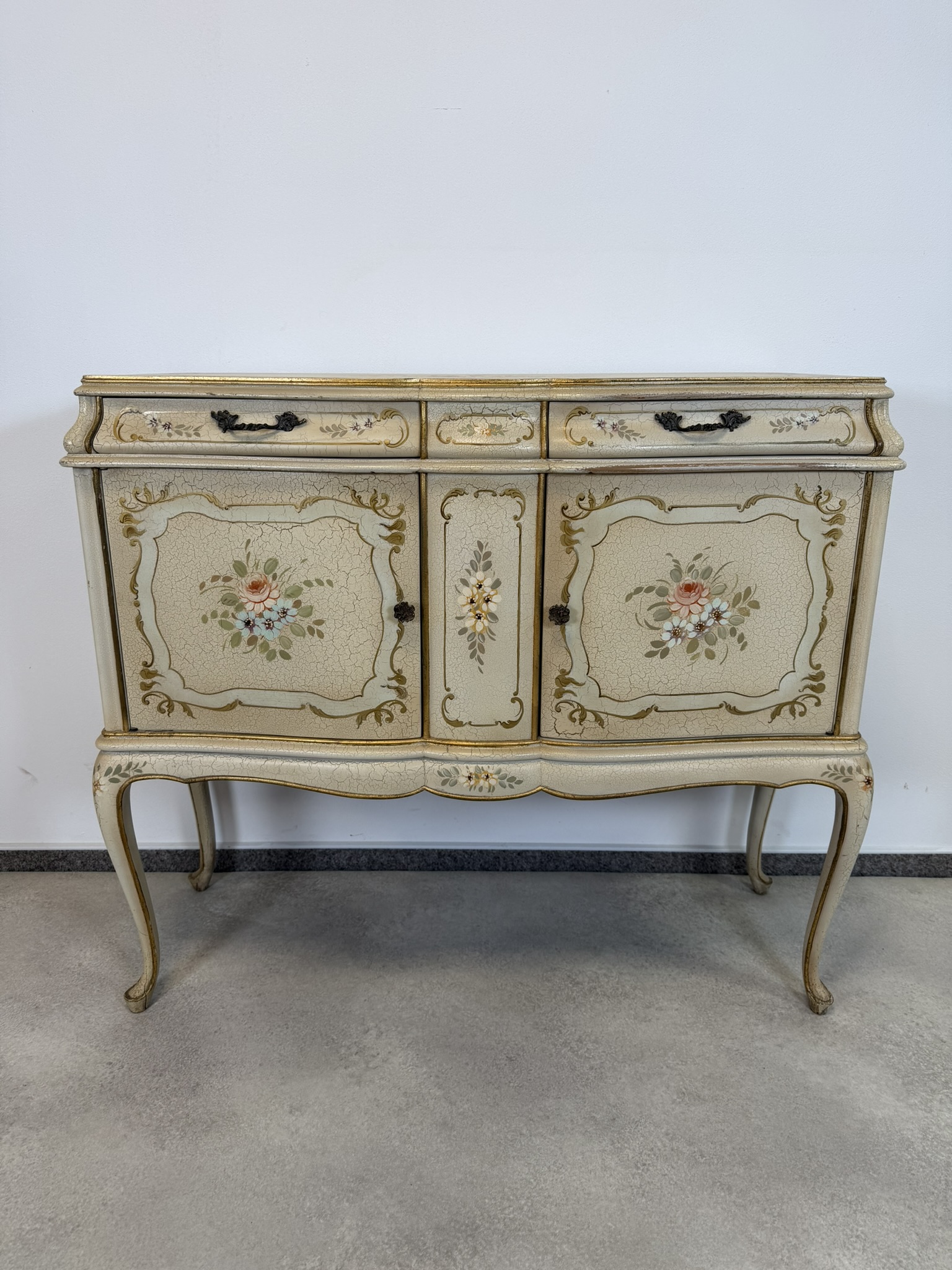 Ručně malovaná komoda s květinovým dekorem