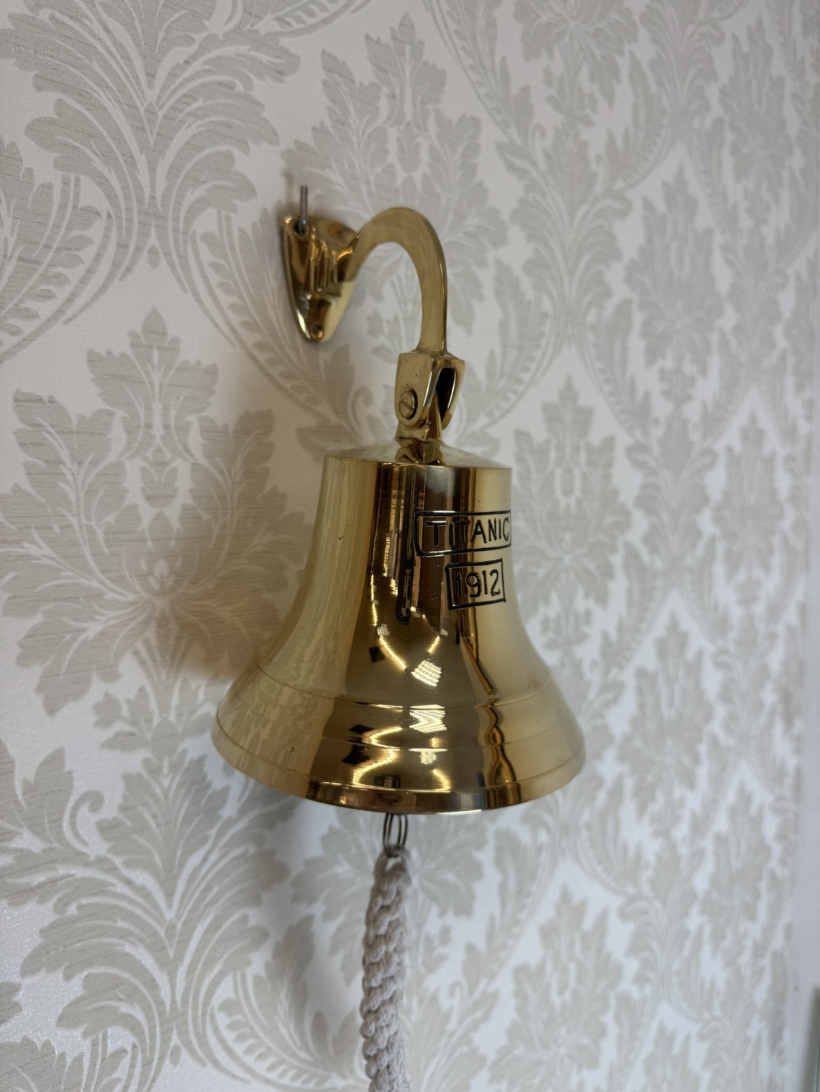 Mosazný lodní zvon Titanic 1912 s nástěnným držákem a pleteným úchytem, cena za ks 