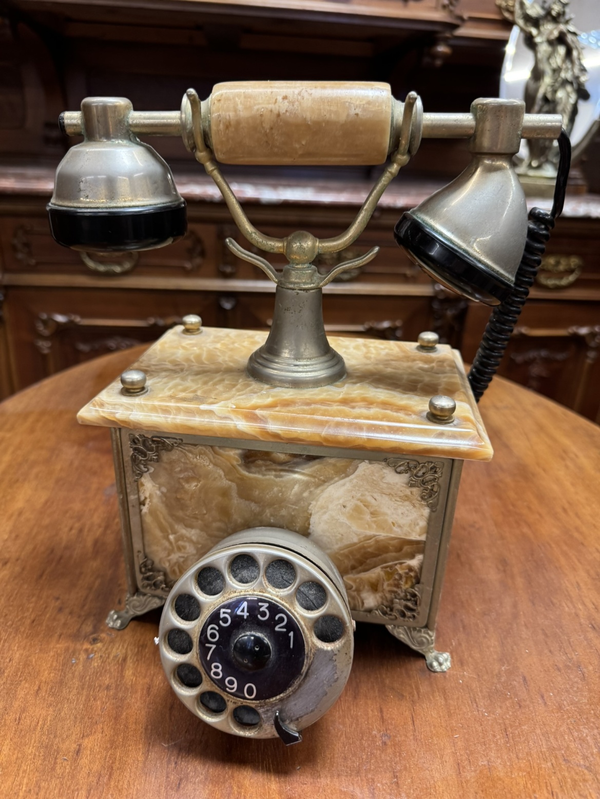 Starožitný telefon s onyxovým tělem a kovovými detaily - AnticoNabytek.cz