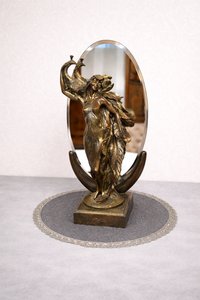 Bronzová soška ženy s oválným zrcadlem na ozdobném podstavci