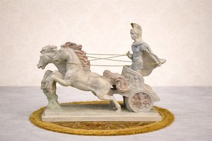 Dekorativní soška antického vozu s jezdcem