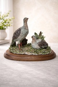 Porcelánová soška páru ptáků na podstavci