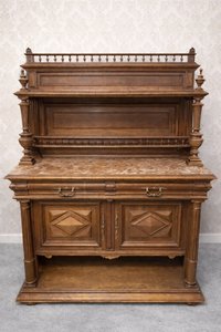 Dvouetážový příborník s mramorovou deskou