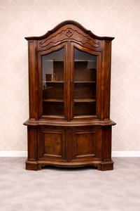 Starožitná rustikální vitrína s ozdobnými detaily