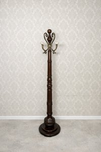 Stojací věšák s mosaznými háky