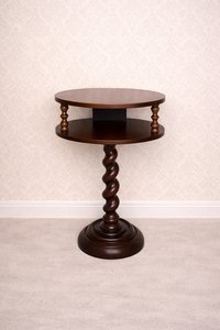 Dvoupatrový odkládací stolek s točenou nohou