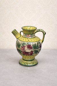 Dekorativní porcelánová váza s květinovým motivem a dvojitými uchy