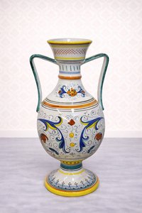 Dekorativní váza s ornamenty