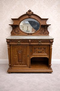 Dubový příborník se zrcadlem a mramorovou deskou