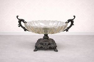 Skleněná mísa s kovovými úchyty na dekorativním podstavci