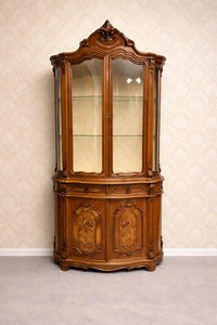 Elegantní vitrína s florální intarzií