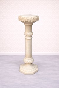 Sloupový podstavec se zdobeným hlavicovým prstencem a osvětlením