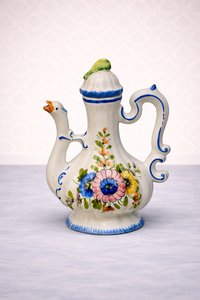 Porcelánová konvička s květinovým dekorem a ozdobným víčkem