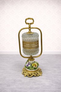 Stolní lampa je vybavena skleněným stínidlem, styl Secese