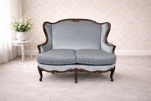 Elegantní sofa s křivkami a bohatě zdobeným rámem