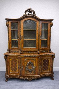 Luxusní vitrína s intarzií, bronzovými detaily a vyřezávanými ornamenty