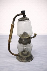 Historická petrolejová lampa s kovovým rámem a skleněnými nádobami