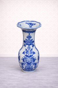 Porcelánová váza s modrým ornamentem