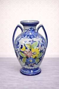 Ručně malovaná keramická váza s květinovými motivy a dvojitými uchy