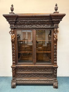 Řezbovaná knihovna s figurální výzdobou