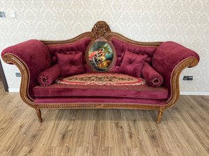 Luxusní dřevěná sofa s výšivkou a centrálním medailonem