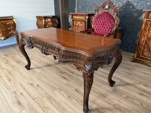 Oboustranný psací stůl stůl s bohatě vyřezávanou spodní částí a tvarovanou deskou