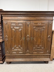 Dřevěná skříň s profilovanými dvířky