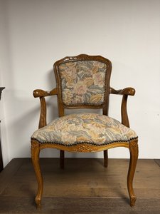 Křesílko s květinovým čalouněním a jemnou řezbou