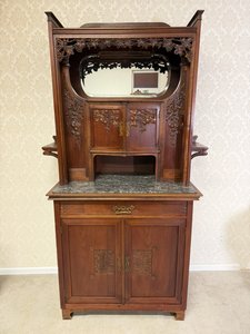 Příborníková skříň s mramorovou deskou, zrcadlem a florální řezbou