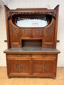 Příborník s mramorovou deskou, florální řezbou a zrcadlovou nástavbou