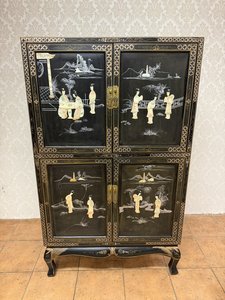 Černě lakovaná orientální skříň s figurálními motivy a jemně malovanou krajinou
