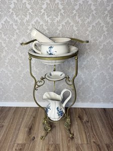 Porcelánová umyvadlová souprava s modrým dekorem na kovovém stojanu