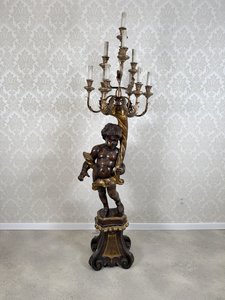 Monumentální dřevěný světlonoš s postavou andílka, r. 1910