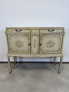 Ručně malovaná komoda s květinovým dekorem