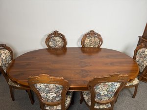 Oválný jídelní stůl se šesti židlemi