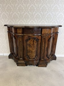 Komoda s obloukovým čelem