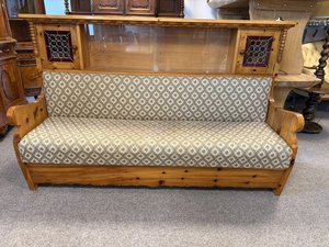 Lavice s úložným prostorem a horní prosklenou nástavbou s barevnými sklíčky