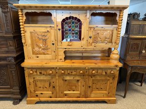 Příborník s řezbovanými dvířky a barevnou skleněnou výplní