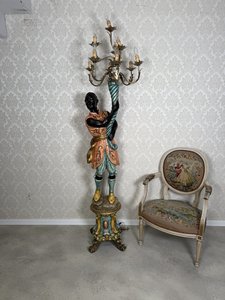 Benátský světlonoš Blackamoor s desetiramenným svítidlem