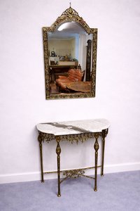 Konzolový stolek s mramorovou deskou a ozdobným zrcadlem, styl Rokoko