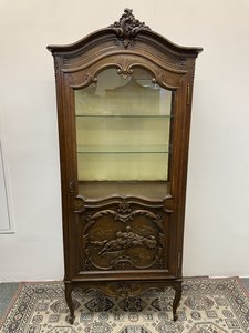 Elegantní jednodveřová vitrína s prosklením
