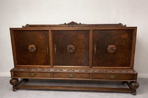 Luxusní dřevěný příborník s bohatým řezbováním a ornamenty