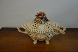 Elegantní porcelánová mísa s víkem