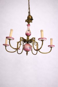 Růžový šestiramenný lustr s květinovými detaily ve stylu romantismu