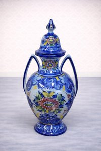 Pestrobarevná porcelánová váza s víkem