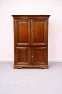 Dvoudveřová skříň s prosklenou vitrínou