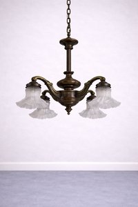 Historický lustr s pěti rameny a skleněnými stínidly