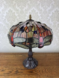 Replika stolní lampy Tiffany styl s vitrážovým stínidlem v teplých tónech a dekorem vážek, cena za ks