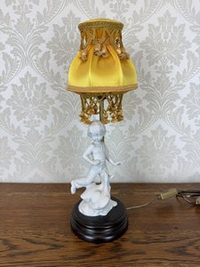 Stolní lampička s porcelánovou figurkou chlapce a kachny, textilním stínidlem